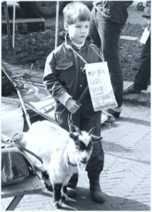 Jeugdige deelnemer aan protestdemonstratie, NL-HlmNHA 5400464185