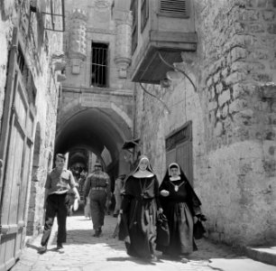 Jeruzalem Een deel van de Via Dolorosa met een erker en publiek waaronder twee , Bestanddeelnr 255-1642 photo