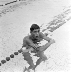 Jeugd Interland Zwemmen Den Hommel . De Fransman Pierre Guermanprez won 400 en 8, Bestanddeelnr 920-6105