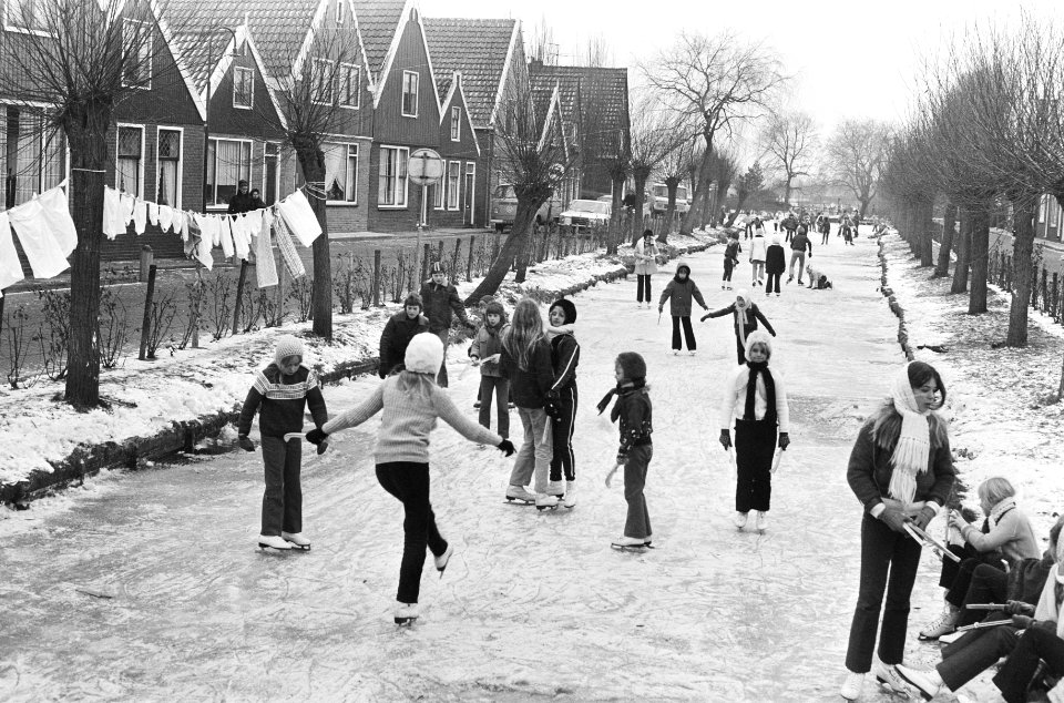 Jeugd schaatst in Volendam (niet in klederdracht), Bestanddeelnr 924-1305