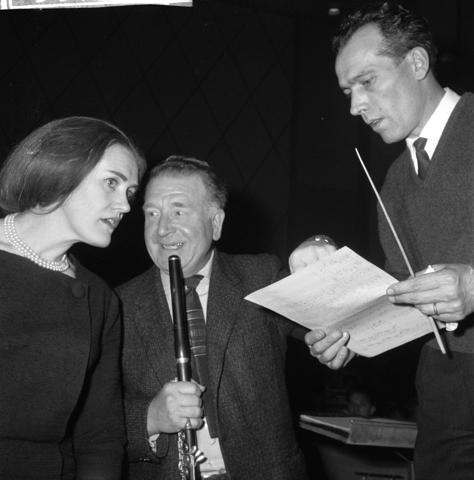 Joan Sutherland in Concertgebouw onder leiding van Fulvio Vernizzi (dirigent), Bestanddeelnr 913-5589