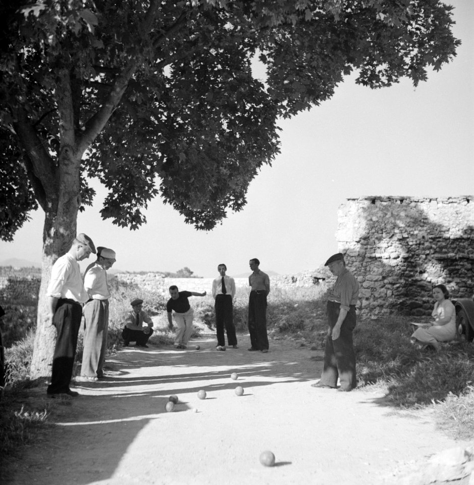 Jeu de boules-baan met spelers, waarschijnlijk in de buurt van La Grange-Charton, Bestanddeelnr 191-0338