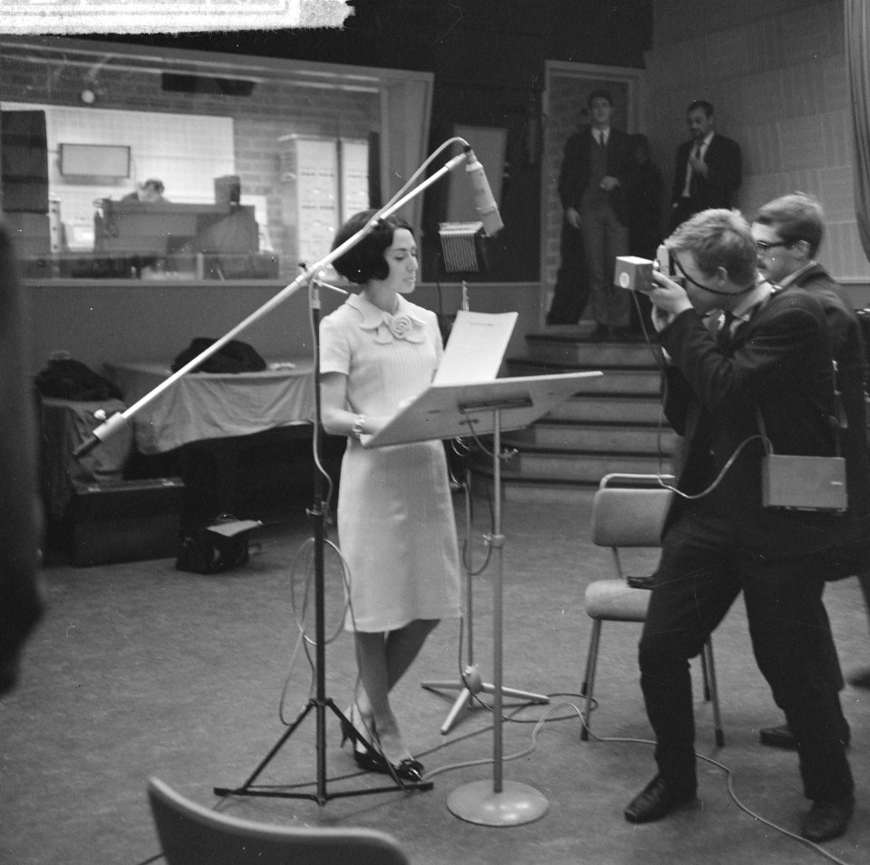 Joan Haanappel bij Phonogram te Hilversum, Joan Haanappel tijdens opname, Bestanddeelnr 917-0142