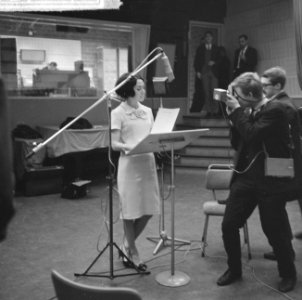 Joan Haanappel bij Phonogram te Hilversum, Joan Haanappel tijdens opname, Bestanddeelnr 917-0142