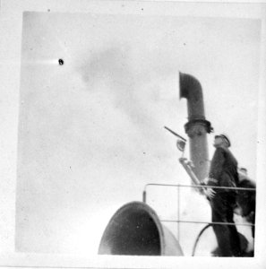 Kapitein boven op de brug kijkt naar de lucht, Bestanddeelnr 935-3191