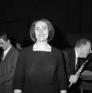 Joan Sutherland in Concertgebouw onder leiding van Fulvio Vernizzi (dirigent), Bestanddeelnr 913-5587