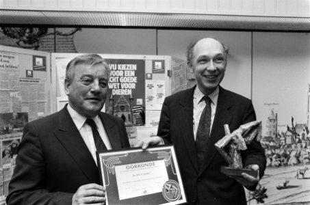 Kamerlid Tommel (D'66) tot dierenbeschermer van jaar door Dierenbescherming sta, Bestanddeelnr 933-4985