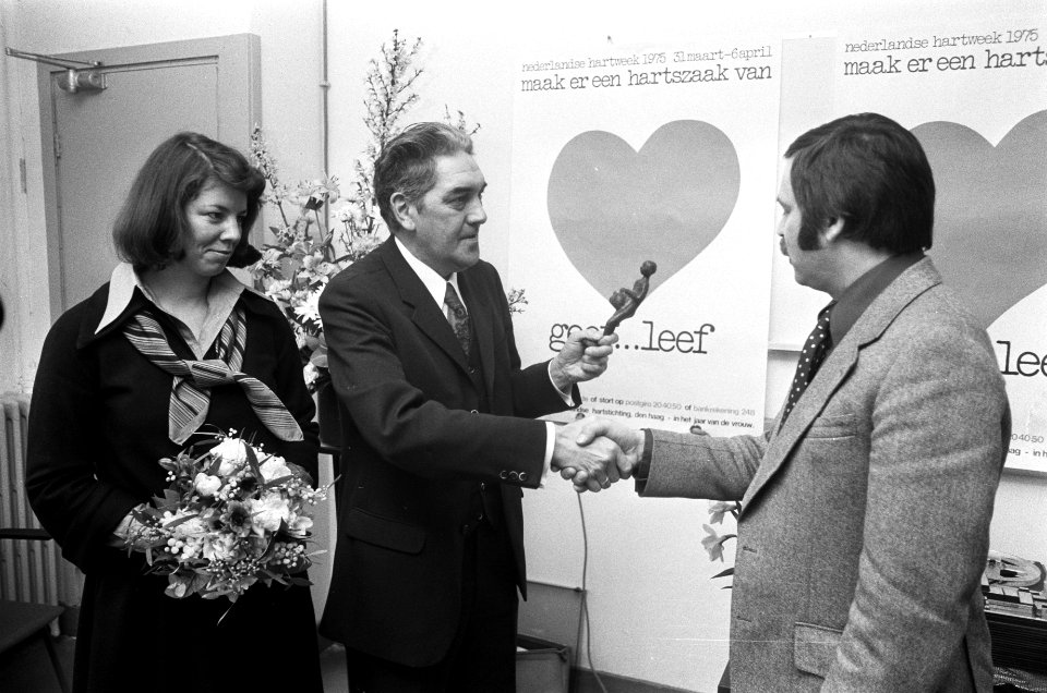 Kinderhartenfonds reikt prijs uit aan Cas Brugman in Den Haag vlnr mevrouw, Bestanddeelnr 927-8536