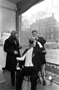 Kapiteinsbeeld van directeur De Wilde van Stedelijk Museum staat in Galerie Kris, Bestanddeelnr 923-1894