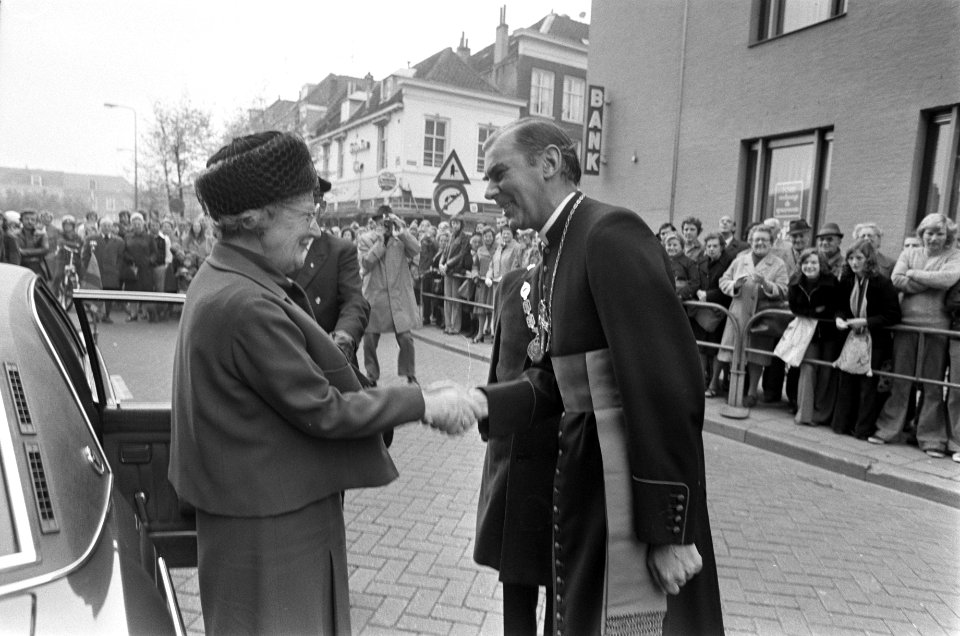 Koningin Juliana wordt begroet door mgr. Bluyssen, de bisschop van Den Bosch, Bestanddeelnr 927-5154