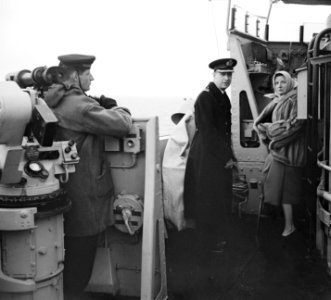 Koninklijk paar naar Londen aan boord van Heemskerck, Bestanddeelnr 904-3089 photo