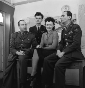 Kapitein dr. ir. M. Kamphuis, vlieger luitenant B. Tammes, een secretaresse en M, Bestanddeelnr 935-2180
