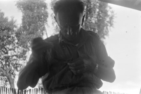Kapitein van regiment stoottroepen verstelt zijn eigen kleding, Bestanddeelnr 1528-3-3