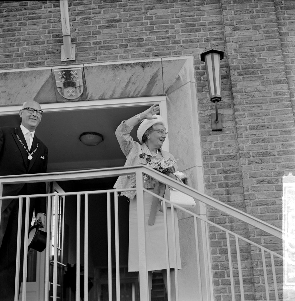 Koningin Juliana wuift op het bordes van het raadhuis te Numansdorp naar het vol, Bestanddeelnr 916-8331