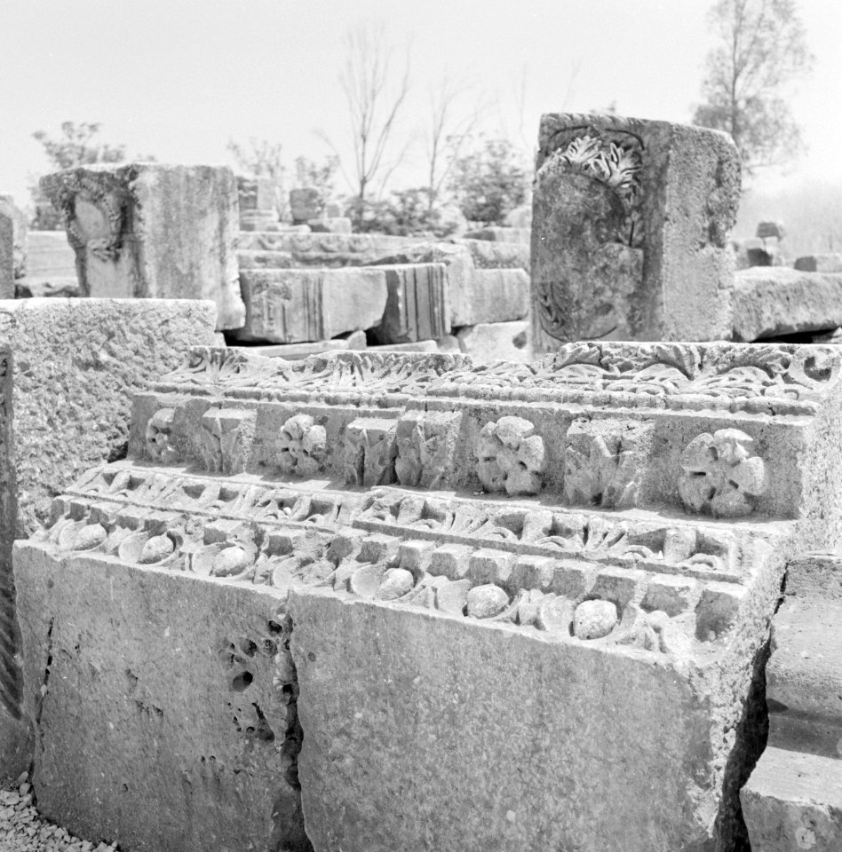 Kapernaum. Ruine van een synagoge uit de derde eeuw n. Chr. Gestapelde architec…, Bestanddeelnr 255-3019