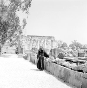 Kapernaum. Francisaner monnik wandelend over een pad temidden van archeologische, Bestanddeelnr 255-3009