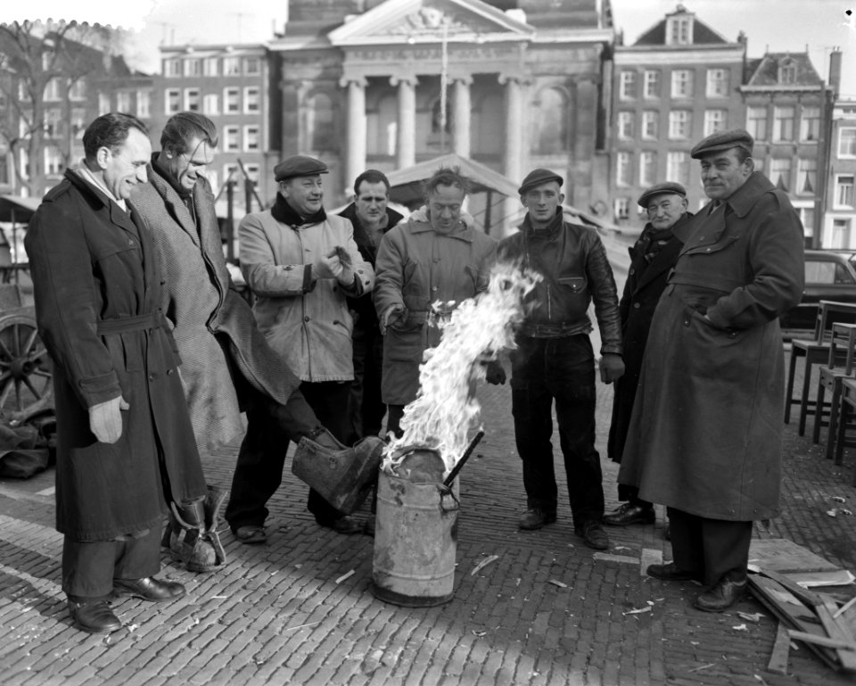 Kooplieden op het Waterlooplein stoken van rommel voor de warmte, Bestanddeelnr 912-0222