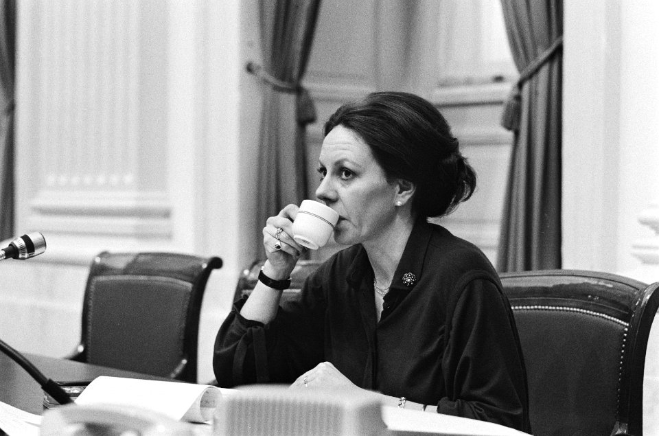 Kamerlid Piet van Zeil aan het woord, Neelie Smit-Kroes hoort toe, Bestanddeelnr 930-1305