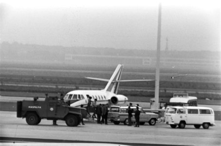 Japanner Furuya vanuit Parijse gevangenis overgevlogen naar Schiphol met Frans m, Bestanddeelnr 927-4519