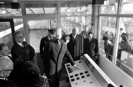 Kanaal Gent-Terneuzen officieel in gebruik gesteld door Koningin Juliana en Koni, Bestanddeelnr 921-9585