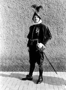 Kapitein Umberto Aebischa poseert in klein gala, Bestanddeelnr 191-1265