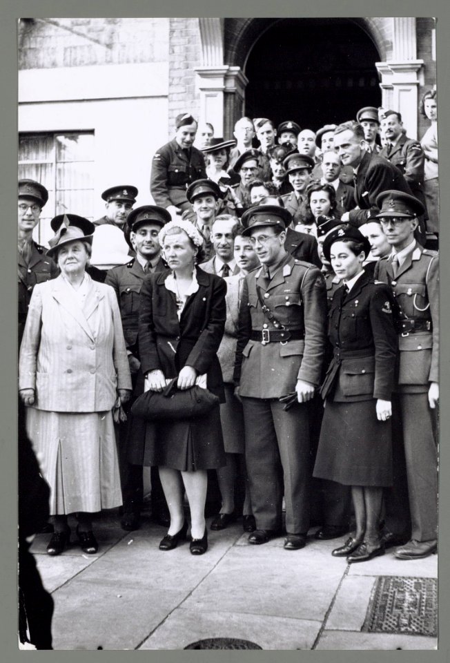 Koningin Wilhelmina en prinses Juliana bij hun bezoek aan Oranjehaven Koningi, Bestanddeelnr 012-0164