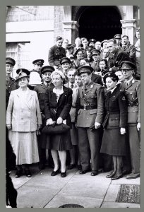 Koningin Wilhelmina en prinses Juliana bij hun bezoek aan Oranjehaven Koningi, Bestanddeelnr 012-0164