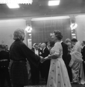 Koningin Juliana woont een galavoorstelling bij in Krasnapolsky ter gelegenheid , Bestanddeelnr 911-6802