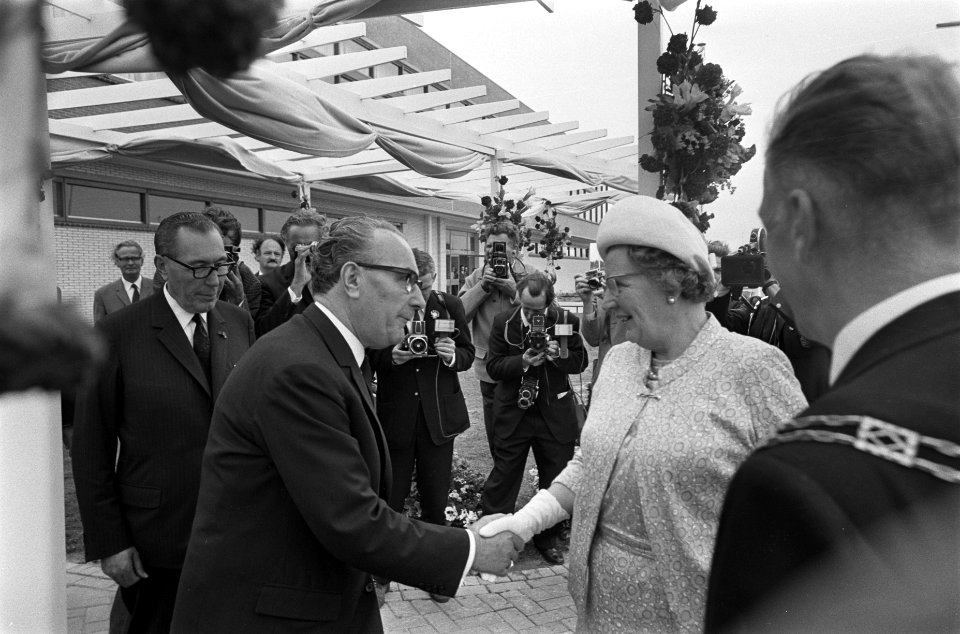 Koningin Juliana wordt welkom geheten, Bestanddeelnr 921-4700