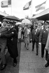 Koningin Juliana wandelt met paraplu door Drachten, Bestanddeelnr 925-5384