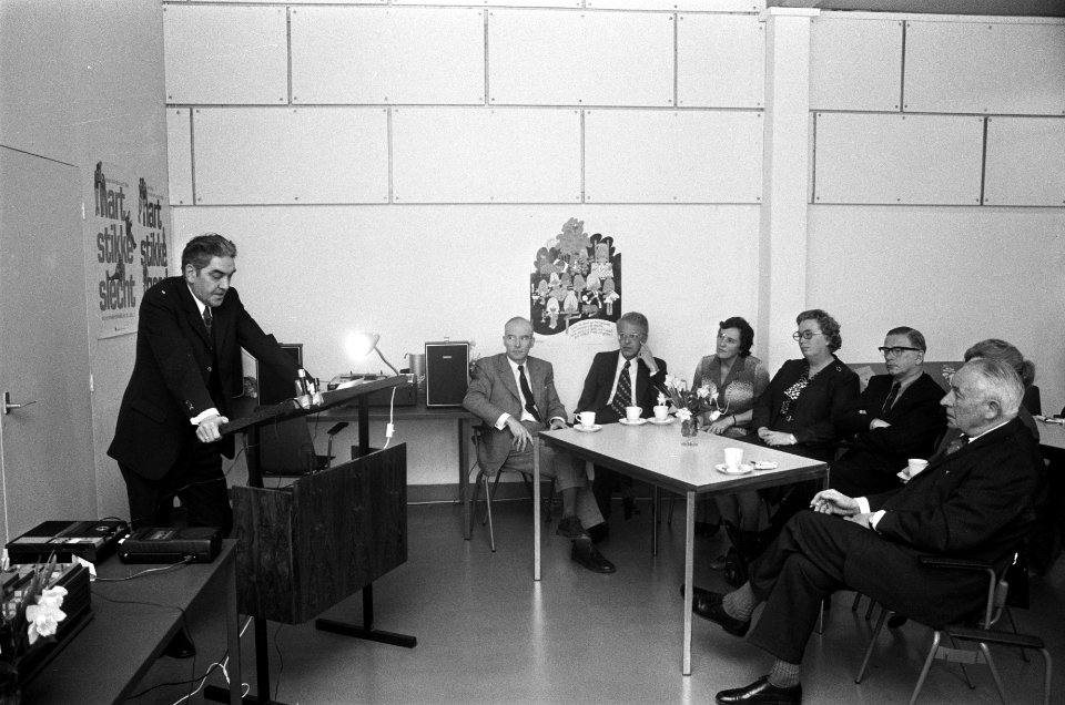Kinderhartenfonds reikt prijs uit aan Cas Brugman in Den Haag overzicht bijeen, Bestanddeelnr 927-8539