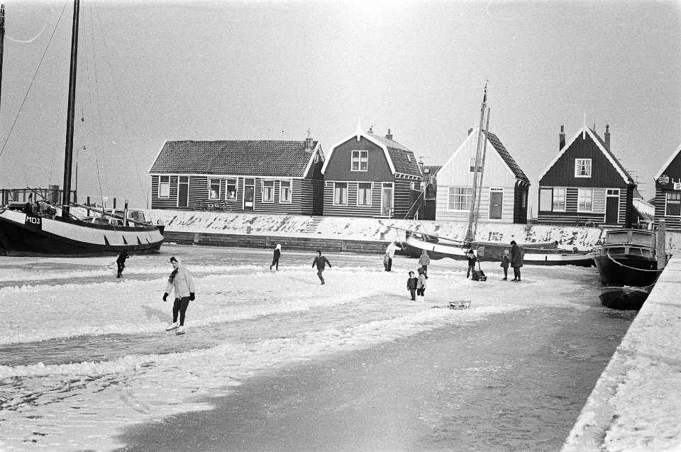 Kinderen schaatsen bij Marken, o.a. met oude sluis, Bestanddeelnr 924-1481