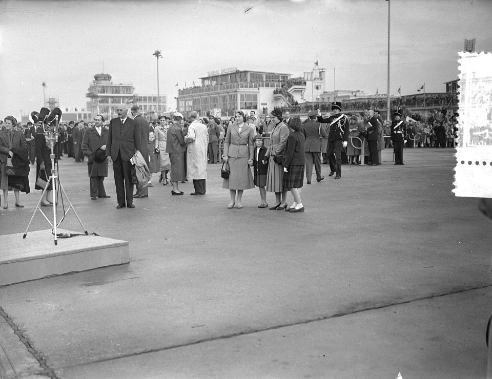 Koninklijk paar terug uit de West op Schiphol, Bestanddeelnr 907-4235