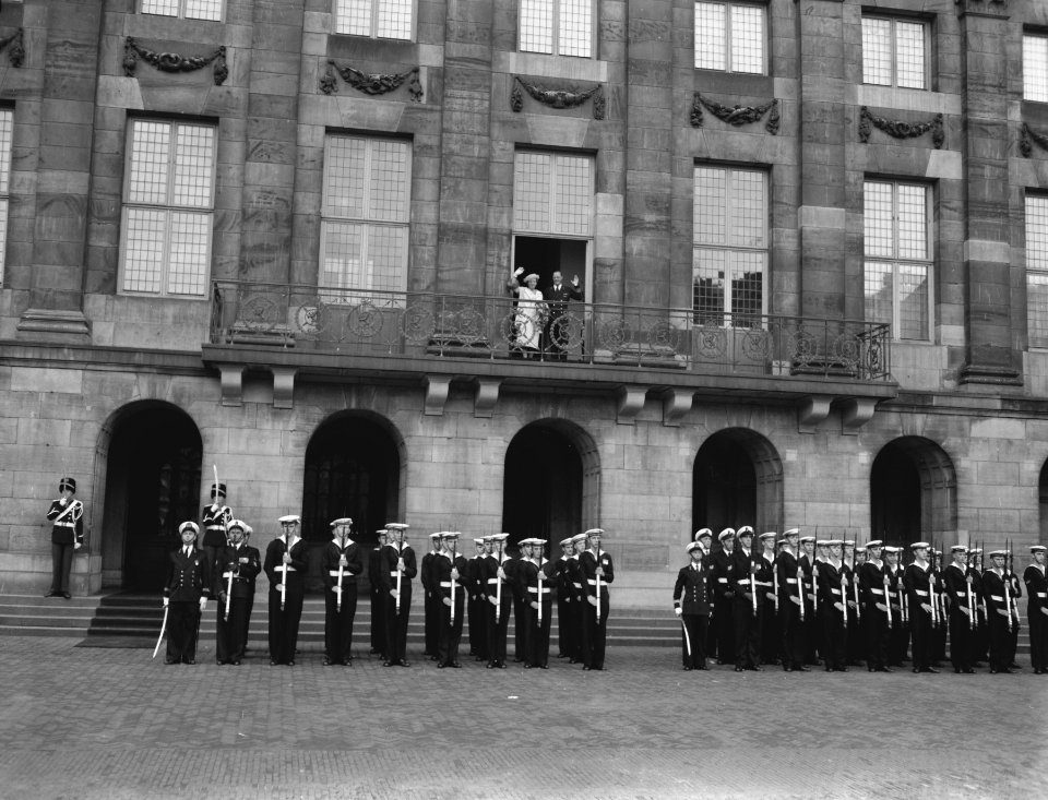 Koninklijk paar op het balkon, Bestanddeelnr 909-8699