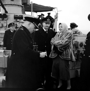 Koninklijk paar naar Londen aan boord van Heemskerck, Bestanddeelnr 904-3088 photo