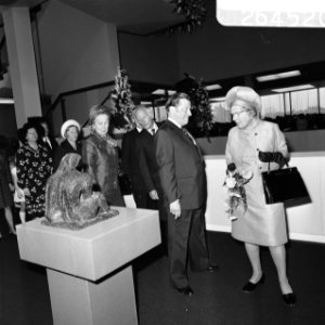 Koningin Juliana wordt rondgeleid door het museum, Bestanddeelnr 926-4520