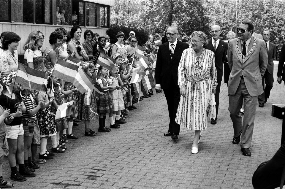 Koningin Juliana wordt toegezongen door schoolkinderen, Bestanddeelnr 930-2670