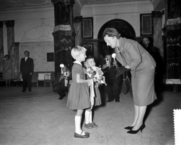 Koningin Juliana woont vergadering bij van de Mij tot Nut van het Algemeen, Bestanddeelnr 910-8226