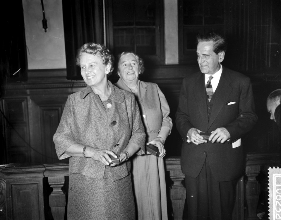 Koningin Juliana woont een vergadering bij van de Maatschappij tot Nut van het A, Bestanddeelnr 910-8232