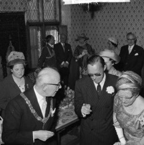 Koninklijk paar in Den Haag (in de Ridderzaal geschenk), Bestanddeelnr 913-9080