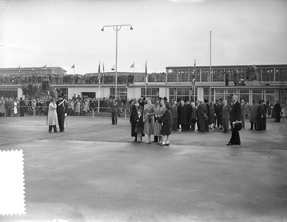 Koninklijk paar terug uit de West op Schiphol, Bestanddeelnr 907-4238