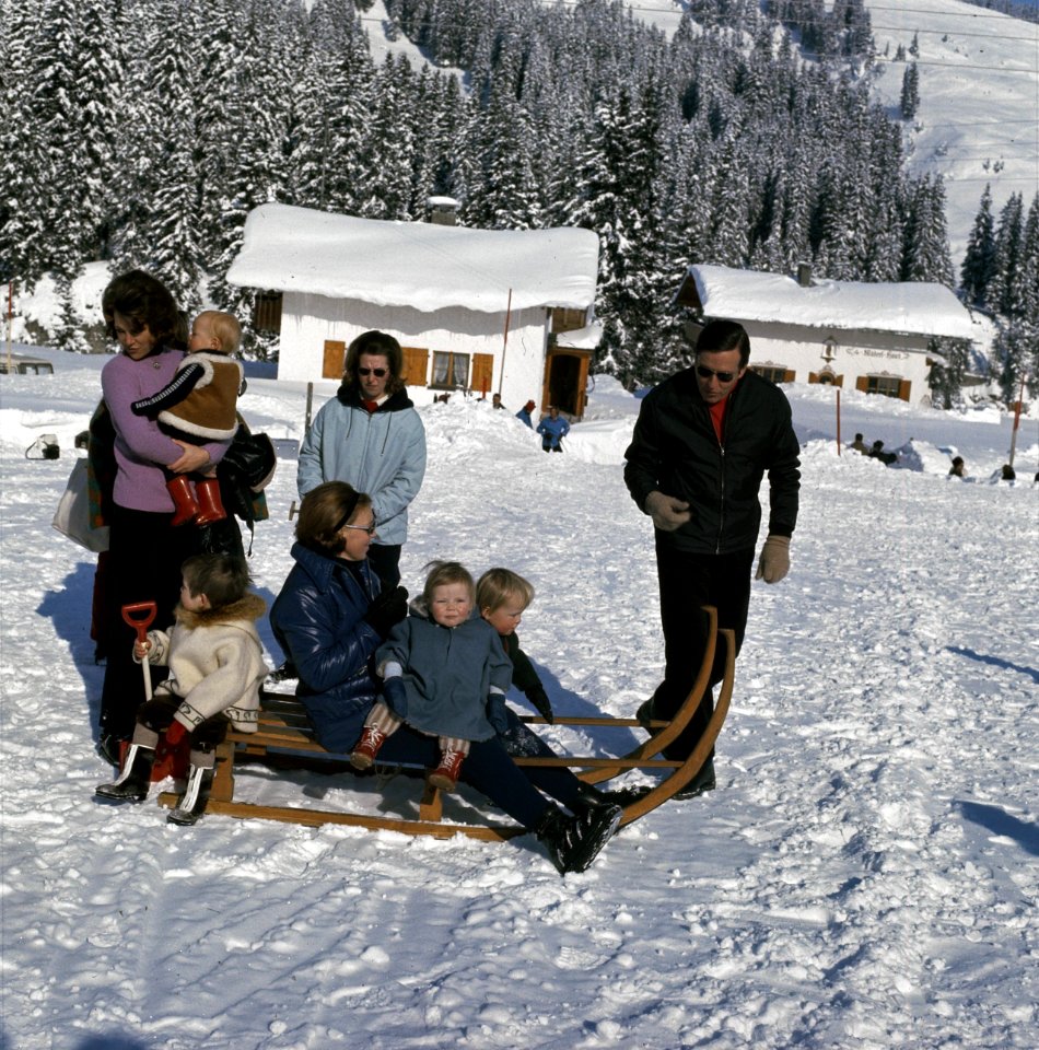 Koninklijke Familie voor wintersport in Lech, Oostenrijk Prinses Irene met Prins, Bestanddeelnr 254-8813