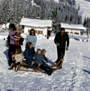 Koninklijke Familie voor wintersport in Lech, Oostenrijk Prinses Irene met Prins, Bestanddeelnr 254-8813
