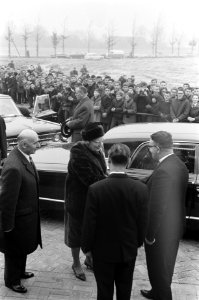 Koningin Juliana wordt welkom geheten, Bestanddeelnr 915-8309