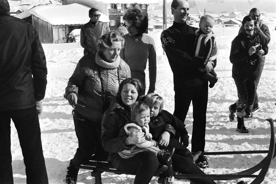 Koninklijke Familie voor wintervakantie in Lech koningin Juliana , Prinses Beat, Bestanddeelnr 924-3195