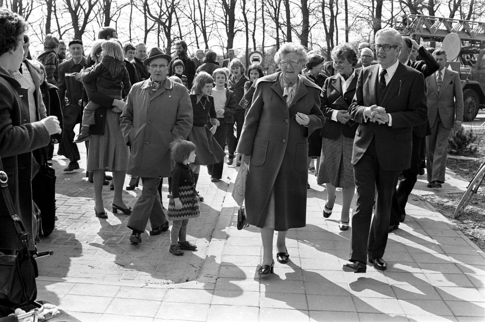 Koningin Juliana wordt rondgeleid, Bestanddeelnr 929-1338