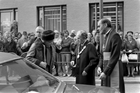 Koningin Juliana wordt ontvangen door burgemeester Van de Ven en mgr. Bluyssen, , Bestanddeelnr 927-5157 photo