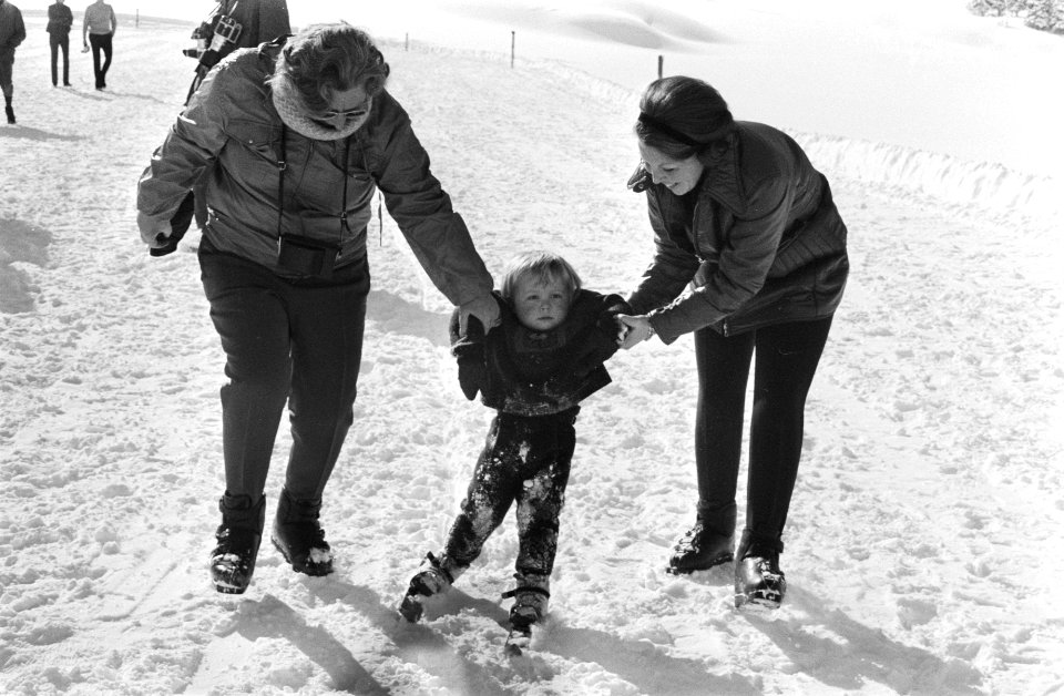 Koninklijke Familie voor wintervakantie in Lech koningin Juliana , Prinses Beat, Bestanddeelnr 924-3199