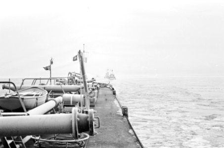 Konvooischepen met ijsbrekers op het IJsselmeer, Bestanddeelnr 924-1512