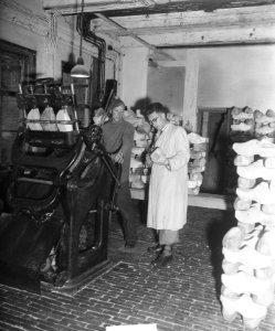 Koninginnedag. Rijkswerkinrichting 'Esserheem' tte Veenhuizen. Klompenmakerij, Bestanddeelnr 903-3509